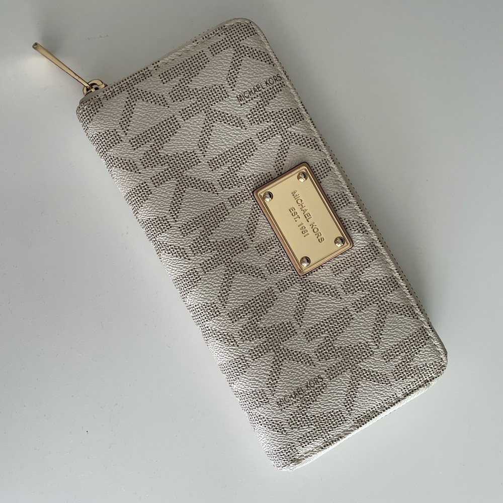 Michael Kors Logo Zip Wallet White